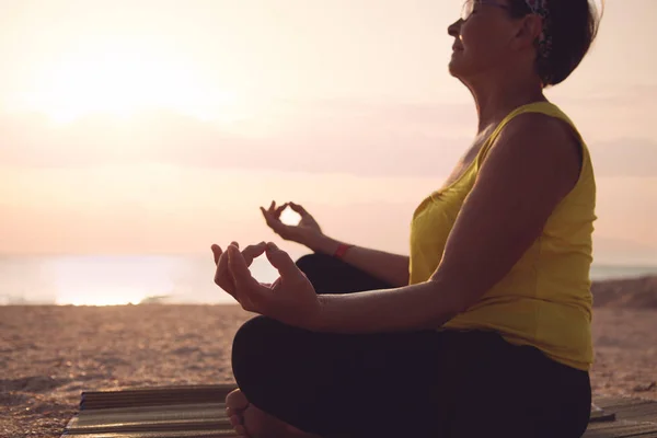 Olgun kadın pratik Yoga