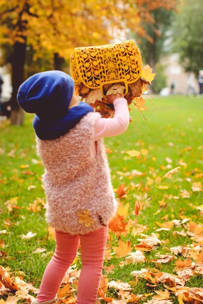 Petite fille jouant avec les feuilles d'automne — Photo