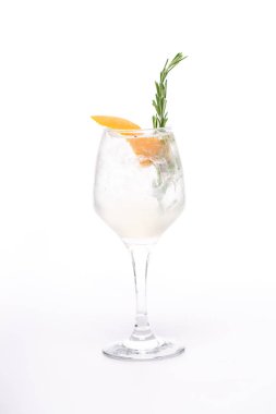 Beyaz arka plan üzerinde şık kokteyl