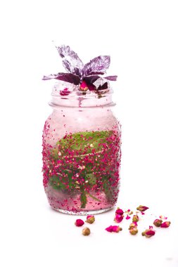 Beyaz arka plan üzerinde şık kokteyl