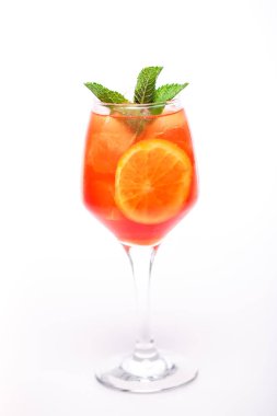 Beyaz arka plan üzerinde şık kokteyl