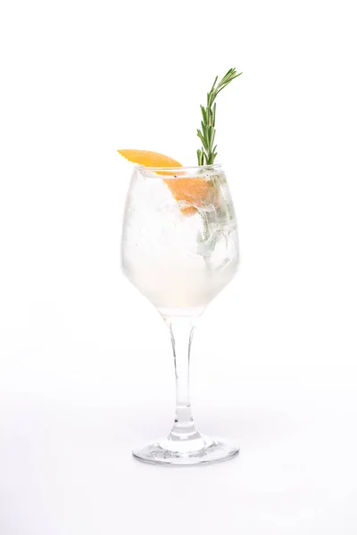 Cocktail élégant sur fond blanc — Photo