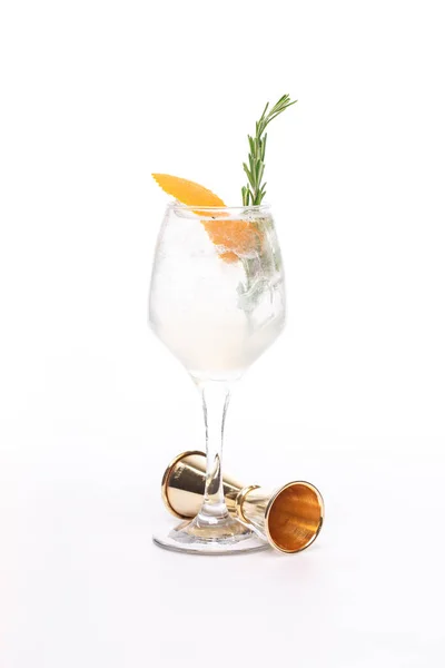 Cocktail élégant sur fond blanc — Photo