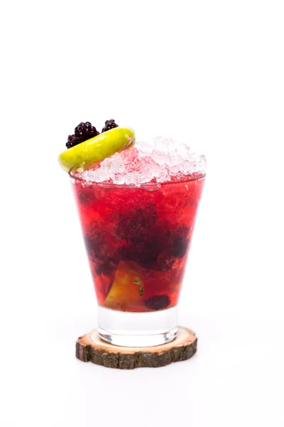 Stilvoller Cocktail auf weißem Hintergrund — Stockfoto