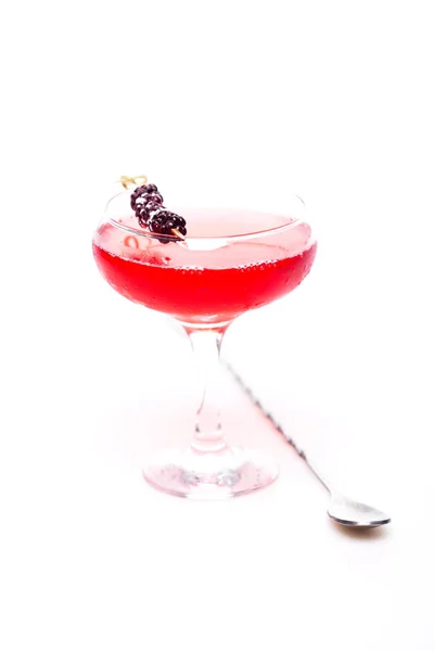 Stijlvolle cocktail op witte achtergrond — Stockfoto