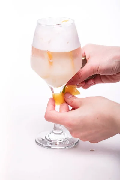 Stijlvolle cocktail op witte achtergrond — Stockfoto