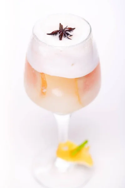 Стильный коктейль на белом фоне — стоковое фото