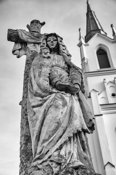 Estatua de Santa María en el cementerio de Boleslaw (Polonia ) — Foto de Stock