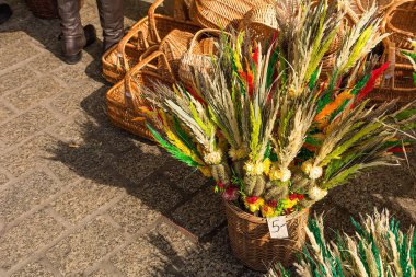 Geleneksel Lehçe Paskalya dekoratif palm buketleri Krakow (Polonya pazarında satılan)