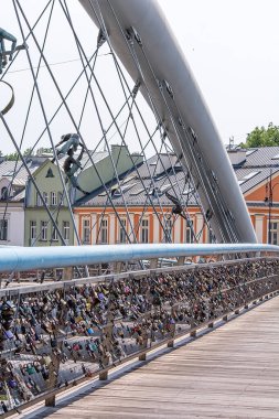 Krakow 'daki Bernatka Köprüsü' nde (Polonya)