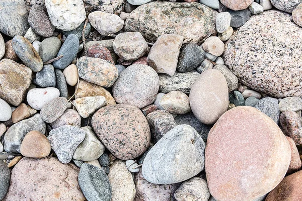 海滩上有许多彩色的石头 — 图库照片