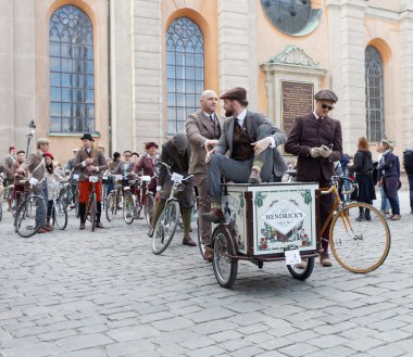 Gönderen gopher eski moda kaş giyen kullanılan bir döngü üzerinde oturan adam