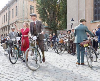 Genç adam ve kadın eski moda tüvit ve kırmızı elbise giymiş