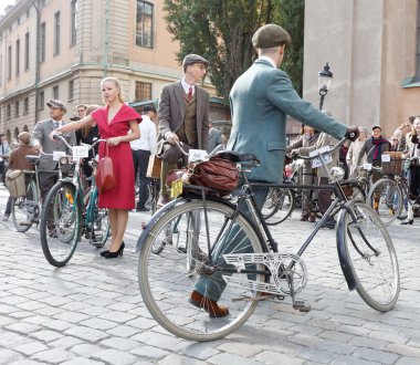 Eski moda tweed içinde bisiklet ve genç erkek ve kadın giyinmiş 