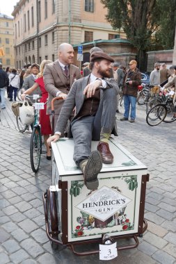 Gönderen gopher eski moda kaş giyen kullanılan bir döngü üzerinde oturan adam