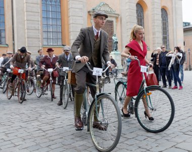 Genç adam ve kadın eski moda tüvit ve kırmızı elbise giymiş