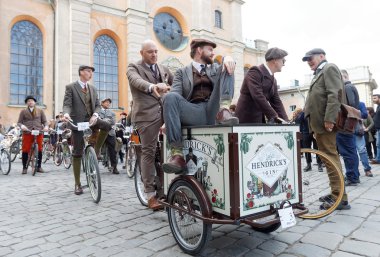 Gönderen gopher eski moda kaş giyen kullanılan bir döngü üzerinde oturan adam