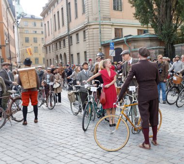 Eski moda tweed içinde bisiklet ve genç erkek ve kadın giyinmiş 