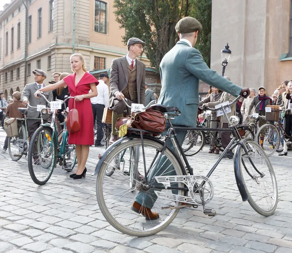 自行车和年轻的男人和女人穿着旧的老式花呢 — 图库照片