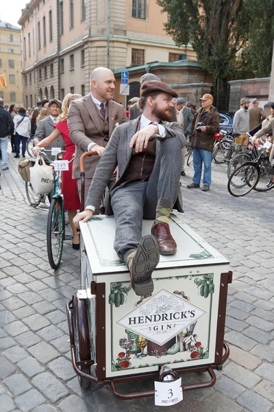 Gönderen gopher eski moda kaş giyen kullanılan bir döngü üzerinde oturan adam