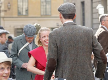 Gülümseyen kadın eski moda kırmızı elbise giymiş