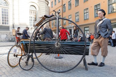 Çok eski park etmiş yüksek tekerlekli bisikletin yakın çekim