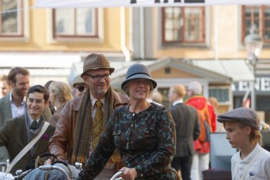 Birçok kişi bir sırasında eski moda giysiler