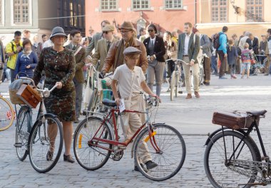 Birçok kişi onların BI önde gelen bir sırasında eski moda giysiler