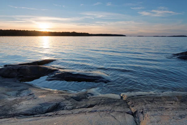 Klippen, blaues Meer und Horizont bei Sonnenuntergang — Stockfoto