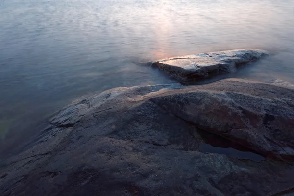 Скелі і синє море під час заходу сонця — стокове фото
