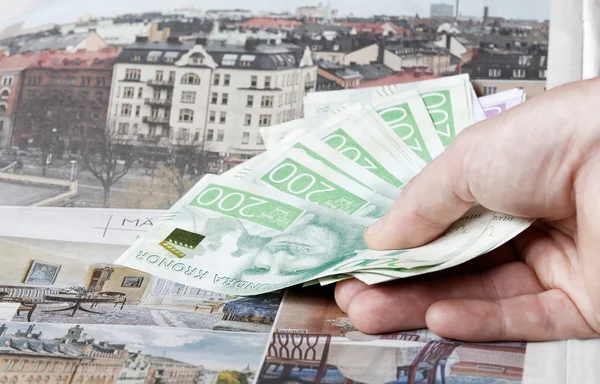 Рука держит шведскую валюту, символизирующую дорогие квартиры в — стоковое фото