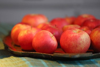 Grup kırmızı lezzetli elma bir plaka üzerinde