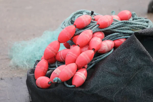 Rede de pesca e bóia vermelha em uma cesta — Fotografia de Stock