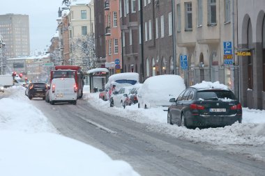 Stockholm, İsveç - 10 Kasım 2016: Kar Merkezi Stockholm trafikte kaos. Arabalar karla kaplı. 10 Kasım 2016 yılında Stockholm, İsveç