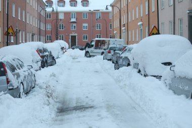 Trafik kar kaos. Karla kaplı arabalar