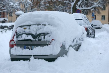 Stockholm, İsveç - 10 Kasım 2016: Kar Merkezi Stockholm trafikte kaos. Arabalar karla kaplı. 10 Kasım 2016 yılında Stockholm, İsveç