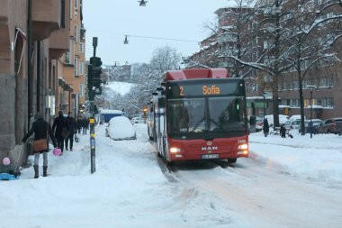 Stockholm, İsveç - 10 Kasım 2016: Stockholm 'deki trafikte kar kaosu. Arabalar, otobüsler ve insanlar. 10 Kasım 2016 Stockholm, İsveç