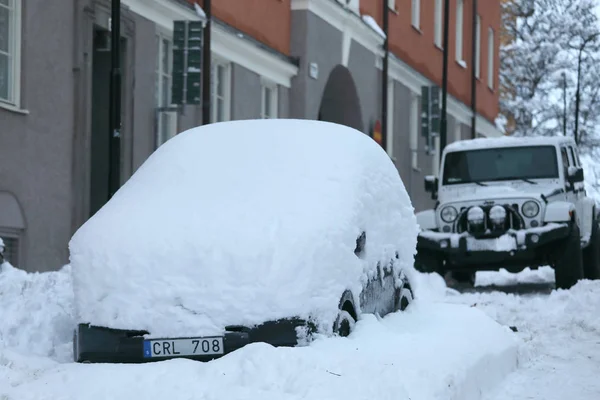 Снежный хаос в пробке. Автомобили, покрытые снегом — стоковое фото