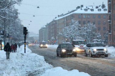 Trafik kar kaos. Arabalar ve insanlar struggeling