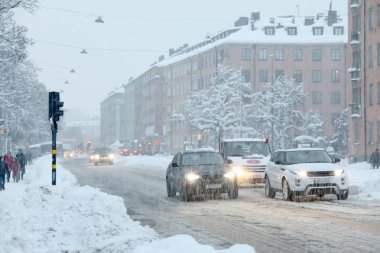 Kar kaos içinde belgili tanımlık sn içinde trafik, arabalar ve insanlar struggeling