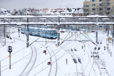 Banliyö treni gecikmelere neden karla kaplı