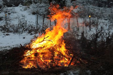 Kamp ateşi dusk sırasında oldukça yüksek turuncu alevler