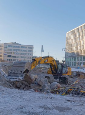 Şehrin bir gökdelen oluşturmaya hazırlanma Ekskavatör