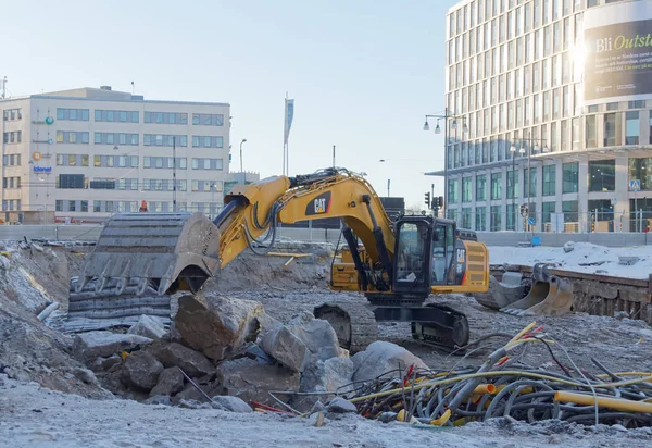 挖掘机准备建造一座摩天大楼在城市 — 图库照片