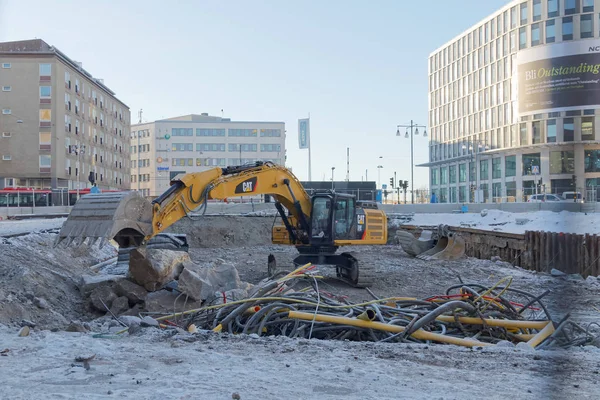 Graafmachine voorbereidingen voor het bouwen van een wolkenkrabber in de stad — Stockfoto