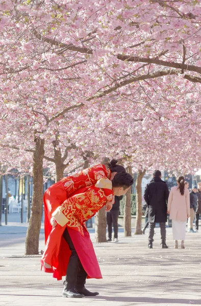 Casal asiático em roupas tradicionais no parque de flor de cereja — Fotografia de Stock