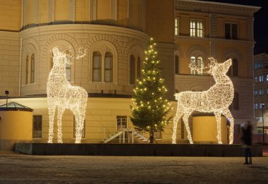 Stockholm, İsveç - 03 Aralık 2016: led ışık gece, Norra bantorget, Stockholm, İsveç sırasında bir binanın önünde yapılan Noel reindeer