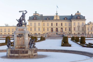 Heykel ve İsveç Kraliyet Kalesi Drottningholm wi sırasında