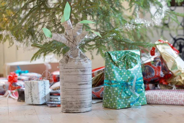 Presentes de Natal abaixo da árvore de Natal — Fotografia de Stock