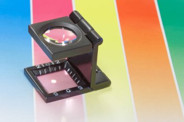 Büyüteç'i veya yazıcı Büyüteç renkli Cmyc sınama sayfası üzerinde oturur